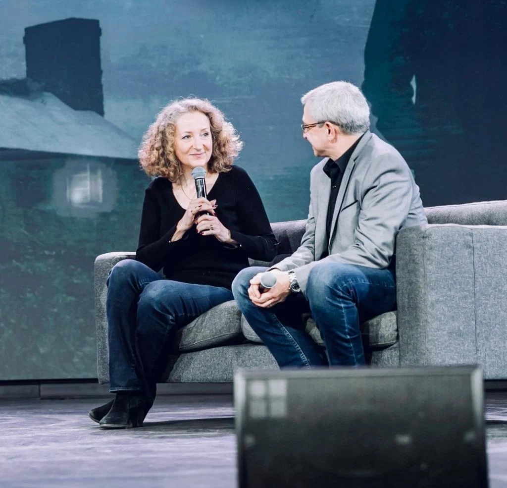 Rachel et Éric échangent lors d’une rencontre de formation